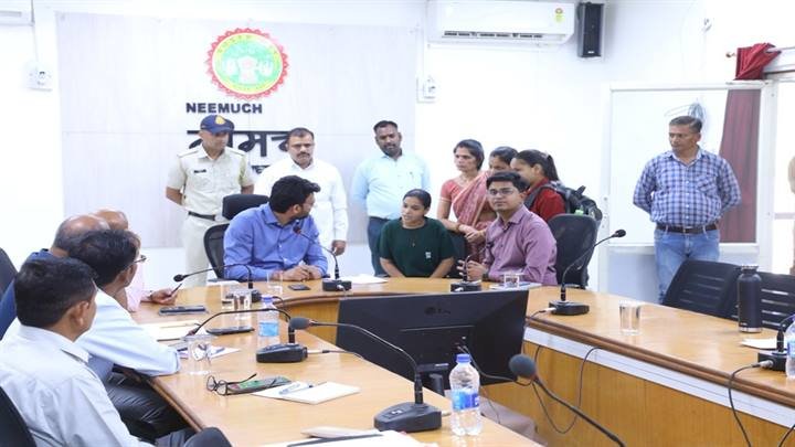 जनसुनवाई में मनासा की दो जरूरतमंद छात्राओं को पढ़ाई के लिए कलेक्‍टर ने दिलाई बीस हजार रूपये की रेडक्रास से आर्थिक मदद
