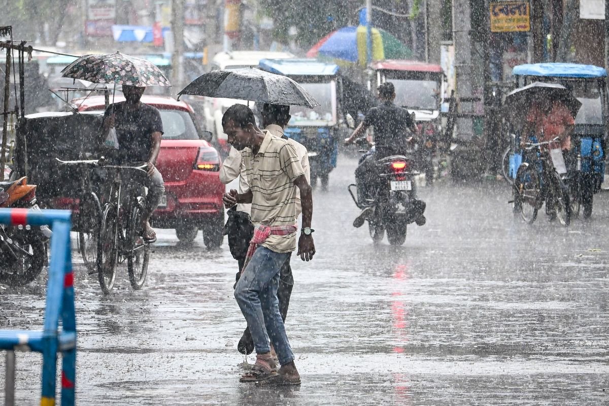 दिल्ली-एनसीआर में झमाझम बारिश, गिरे ओले, मौसम का बदला मिजाज