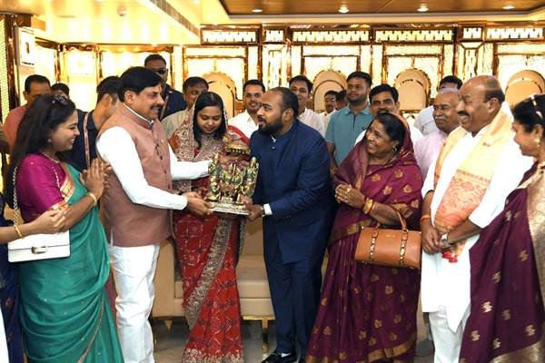 मुख्यमंत्री डॉ. यादव ने केंद्रीय मंत्री डॉ. वीरेंद्र कुमार के पुत्र- पुत्रवधू को दिया सुखद दाम्पत्य जीवन का आशीर्वाद