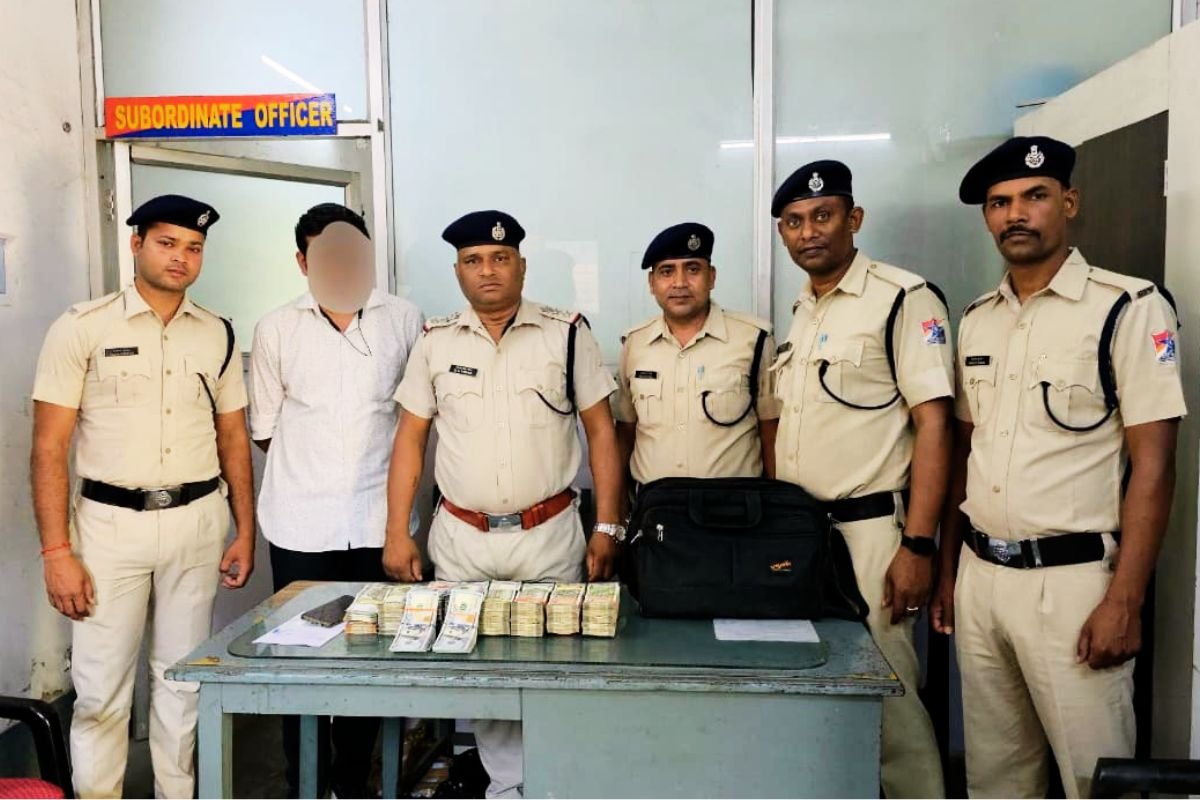 बंगाल चुनाव से पहले लाखों का खेल, हावड़ा में डॉलर और लाखों की नकदी के साथ 2 अरेस्ट, कोलकाता में गोल्ड जब्त
