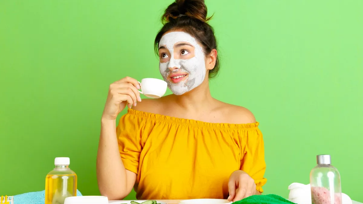 फेस्टिवल में चाहिए चेहरे पर नेचुरल निखार, तो ऐसे करें त्वचा की देखभाल