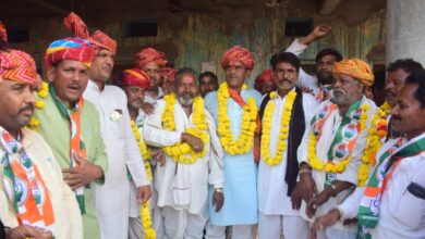 कांग्रेस प्रत्याशी उमरावसिंह गुर्जर ने लसुडी तंवर से मांगरोल चक तक जनसंपर्क के दौरान ग्रामीणों से जनसंवाद करते हुए नुक्कड़ सभा की