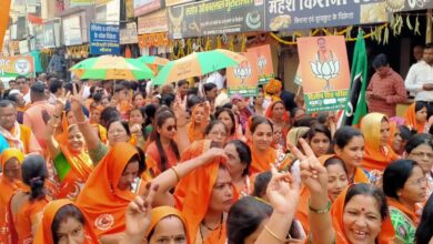 शहर के मुख्य मार्गो पर बीजेपी प्रत्याशी के महा जनसंपर्क में उमड़ा जन सैलाब शहर के मुख्य मार्गो पर बीजेपी प्रत्याशी के महा जनसंपर्क में उमड़ा जन सैलाब