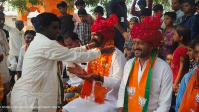 भाजपा की जनआशीर्वाद यात्रा पर जहां फेंके थे पत्थर वहां के ग्रामीणो ने विधायक पर बरसाएं फुले, रावली कुई की जनता के साथ चिता प्रोजेक्ट के नाम पर कोई अन्याय नही होगा ,कांग्रेस कर रही गुमराह – माधव मारू