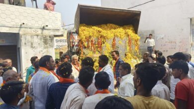 मोया में जनता ने खुले दिल से जेसीबी से पुष्पवर्षा कर भाजपा प्रत्याशी मारू का स्वागत किया और जीत का आशीर्वाद दिया