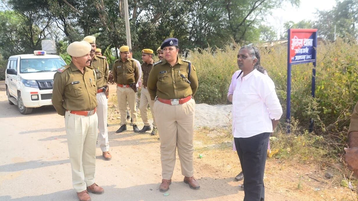 पुलिस ऑब्ज़र्वर ने निम्बाहेड़ा विधानसभा क्षेत्र में भ्रमण के दौरान चुनावी तैयारी की समीक्षा की पुलिस ऑब्ज़र्वर ने निम्बाहेड़ा विधानसभा क्षेत्र में भ्रमण के दौरान चुनावी तैयारी की समीक्षा की