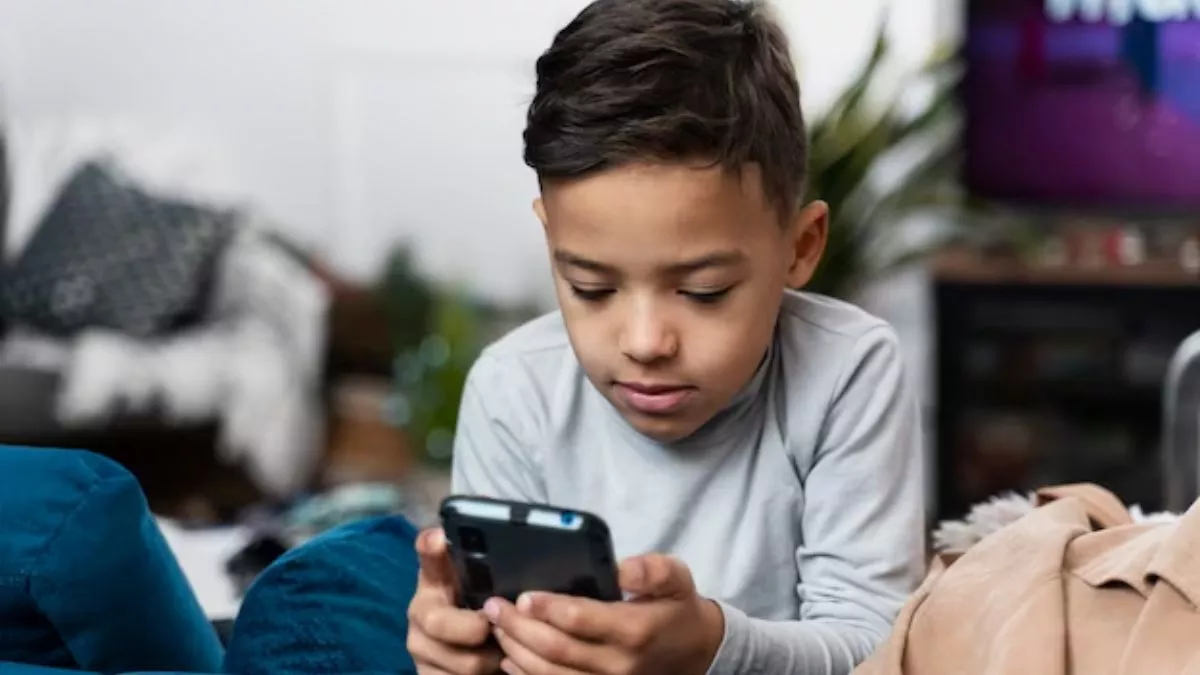 ज्यादा Screen Time कर सकता है आपके बच्चे के दिमाग को प्रभावित, इन तरीकों से करें इसे कम