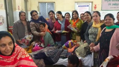 आराध्या का बेटीयो को जन्म देने वाली माताओं के सम्मान का सेवा प्रकल्प निरंतर जारी आराध्या का बेटीयो को जन्म देने वाली माताओं के सम्मान का सेवा प्रकल्प निरंतर जारी