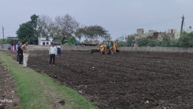 नगरपालिका अमले ने बगीचा नं. 12 में की कार्यवाही, खेत में चली जैसीबी