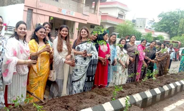 नपाध्‍यक्ष श्रीमती चौपड़ा के नेतृत्‍व में ‘जीटो’ संस्‍था की महिलाओं ने किया पौधारोपण