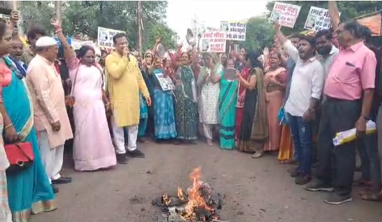 स्मार्ट मीटर के विरोध में जीप सदस्य बाहेती के नेतृत्व में हुआ जन आंदोलन,रोड़ जाम कर किया प्रदर्शन,जलाए मीटर व बिजली बिल,सोपा ज्ञापन