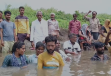 सड़क निर्माण सहित अन्य समस्याओं के निराकरण की मांग, ग्रामीणों ने शुरू किया जल सत्याग्रह आंदोलन