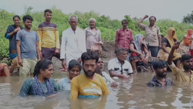 सड़क निर्माण सहित अन्य समस्याओं के निराकरण की मांग, ग्रामीणों ने शुरू किया जल सत्याग्रह आंदोलन