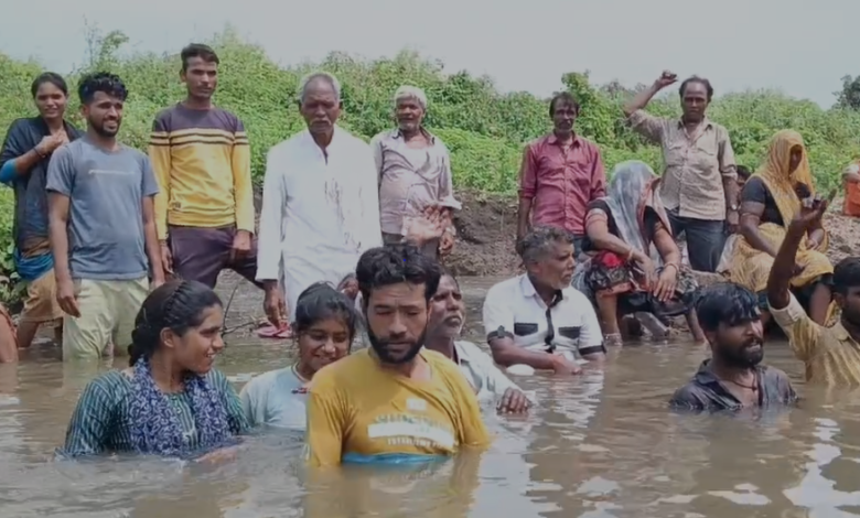 सड़क निर्माण सहित अन्य समस्याओं के निराकरण की मांग, ग्रामीणों ने शुरू किया जल सत्याग्रह आंदोलन