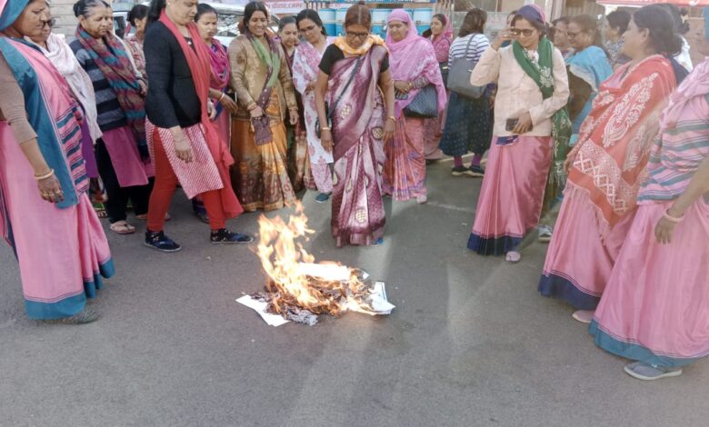 केंद्रीय बजट की प्रति जलाकर आंगनबाड़ी कर्मीयो ने किया प्रदर्शन 