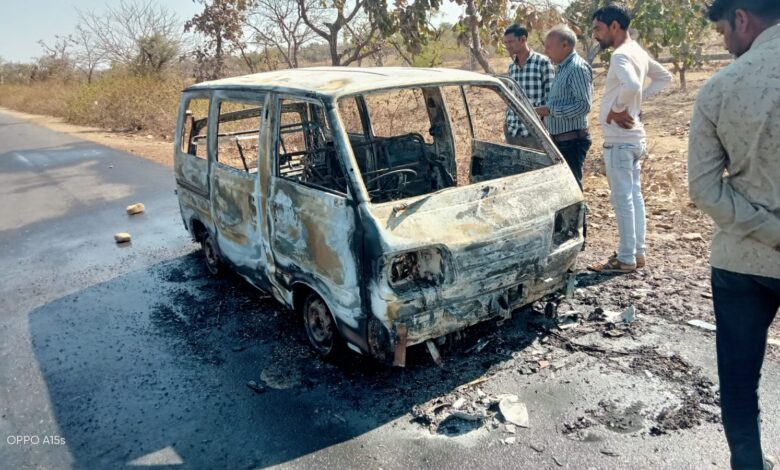 सड़क पर चलते हुए मारुति वैन में लगी शॉर्ट सर्किट के चलते आग़  मारुति वैन हुई जलकर खाक बड़ा हादसा होने से टला