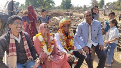 शिक्षक रफीक उद्दीन हाडा की सेवा निवृत्ति पर ग्रामीणों की हुई आंखें नम गांव में जुलूस निकालकर  शाल श्रीफल के साथ किया सम्मान विदाई जुलूस में उमडा ग्रामीणों का हुजूम