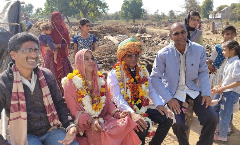 शिक्षक रफीक उद्दीन हाडा की सेवा निवृत्ति पर ग्रामीणों की हुई आंखें नम गांव में जुलूस निकालकर  शाल श्रीफल के साथ किया सम्मान विदाई जुलूस में उमडा ग्रामीणों का हुजूम