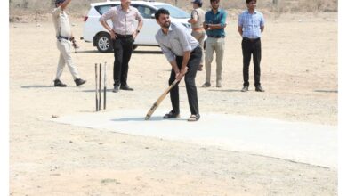 कलेक्टर श्री हिमांशु चंद्रा ने रामपुरा कॉलेज के खेल मैदान पर क्रिकेट खिलाड़ियों के साथ क्रिकेट में आजमाया हाथ। कलेक्टर ने लगाए चौके छक्के,