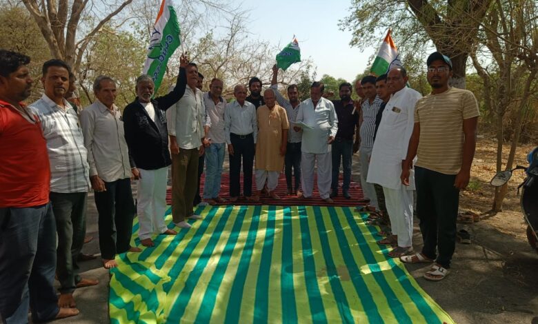 समस्त कांग्रेस कार्यकर्ता द्वारा रेल लाइन व किसानों की समस्या के लिए महामहिम राष्ट्रपति के नाम सोपा ज्ञापन* समस्त कांग्रेस कार्यकर्ता द्वारा रेल लाइन व किसानों की समस्या के लिए महामहिम राष्ट्रपति के नाम सोपा ज्ञापन*
