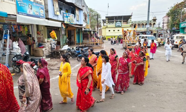 नगर भ्रमण पर  निकले भगवान परशुराम: नगर वासियों ने पुष्प वर्षा कर की सकल ब्राह्मण समाज की अगवानी
