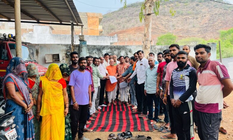 रतनगढ़ में सफाई कर्मचारियों की हड़ताल तीसरे दिन जारी कांग्रेस के प्रतिनिधिमंडल ने की सफाई मित्रों से शिष्टाचार भेंट रतनगढ़ में सफाई कर्मचारियों की हड़ताल तीसरे दिन जारी कांग्रेस के प्रतिनिधिमंडल ने की सफाई मित्रों से शिष्टाचार भेंट