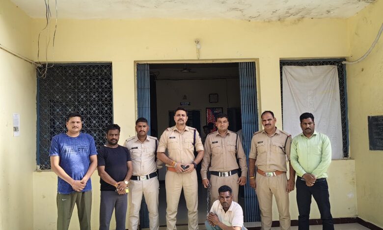 कुकडेश्वर पुलिस को मिली बड़ी सफलता ****  कुल्हाडी से पत्नी का गला काट कर हत्या करने वाला फरार आरोपी पति गिरफ्तार, पुलिस थाना कुकडेश्वर को आरोपी पति को 36 घण्टे के अंदर गिरफ्तार करने में मिली सफलता