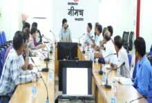 कलेक्‍टर ने की म.प्र.प.क्षे.वि.वि.कंपनी की विभागीय समीक्षा:क्षतिग्रस्‍त झुके हुए, टूटे विद्युत पोल लटक रहे तारों को तत्‍काल बदलने के दिए निर्देश