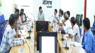 कलेक्‍टर ने की म.प्र.प.क्षे.वि.वि.कंपनी की विभागीय समीक्षा:क्षतिग्रस्‍त झुके हुए, टूटे विद्युत पोल लटक रहे तारों को तत्‍काल बदलने के दिए निर्देश
