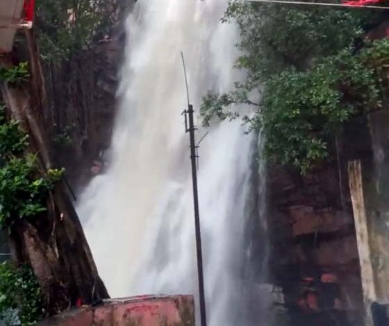 नीमच जिले में तेज बारिश से नदी नाले उफान पर, सुखानंद महादेव मंदिर स्थित 70 फ़ीट ऊंचा झरना भी तेज प्रवाह नीमच जिले में तेज बारिश से नदी नाले उफान पर, सुखानंद महादेव मंदिर स्थित 70 फ़ीट ऊंचा झरना भी तेज प्रवाह