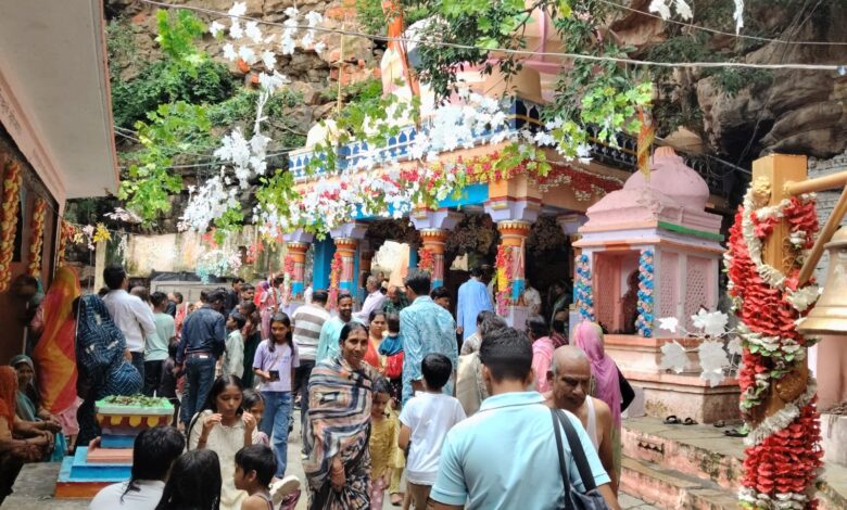 श्रावण में श्रद्धा और सौंदर्य का संगम: सुखानंद तीर्थ पर उमड़ा श्रद्धालुओं का सैलाब श्रावण में श्रद्धा और सौंदर्य का संगम: सुखानंद तीर्थ पर उमड़ा श्रद्धालुओं का सैलाब