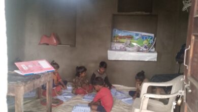 खबर का हुआ असर आंगनबाड़ी केंद्र हुआ अन्यत्र भवन में शिफ्ट परिजनों ने ली राहत की सांस
