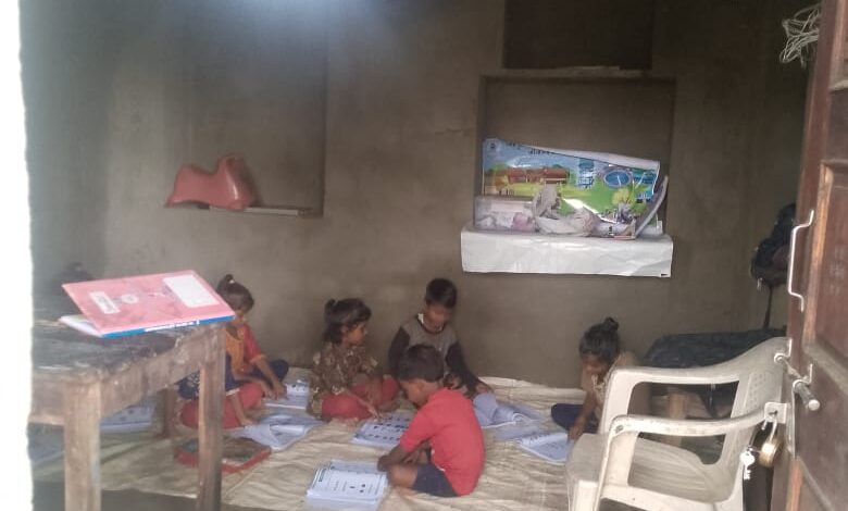 खबर का हुआ असर आंगनबाड़ी केंद्र हुआ अन्यत्र भवन में शिफ्ट परिजनों ने ली राहत की सांस खबर का हुआ असर आंगनबाड़ी केंद्र हुआ अन्यत्र भवन में शिफ्ट परिजनों ने ली राहत की सांस