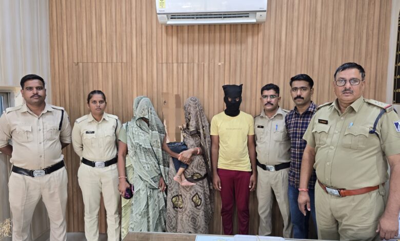 मनासा पुलिस थाने को मिली बड़ी सफलता दिनदहाड़े हुई चोरी की घटना में लिप्त आरोपियों को 20 घंटे में किया  गिरफ्तार आभूषण किए जप्त थाना प्रभारी शिव रघुवंशी को पुलिस कप्तान अंकित जायसवाल ने किया सम्मानित 