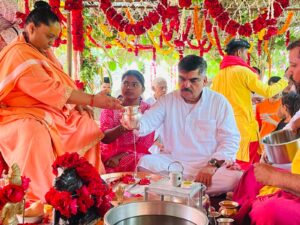श्री कमलनांदगिरी महाराज को गुरु पूर्णिमा पर्व पर किया* *स्मरणचमत्कारी शिव शक्ति धाम पर उमडे भक्त*, समाजसेवी *श्री अशोक अरोरा ने पूजी चरण पादूका, संतो का भी दिखा जमावा‌ड़ा*,