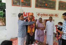 43 वर्षों तक लोगों की सेवा करने वाले कर्तव्यनिष्ठ पोस्ट मास्टर को दी गई विदाइ