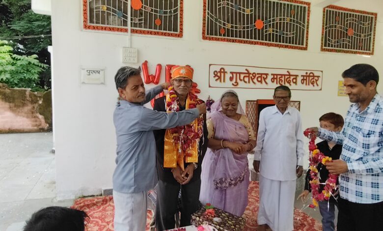 43 वर्षों तक लोगों की सेवा करने वाले कर्तव्यनिष्ठ पोस्ट मास्टर को दी गई विदाइ