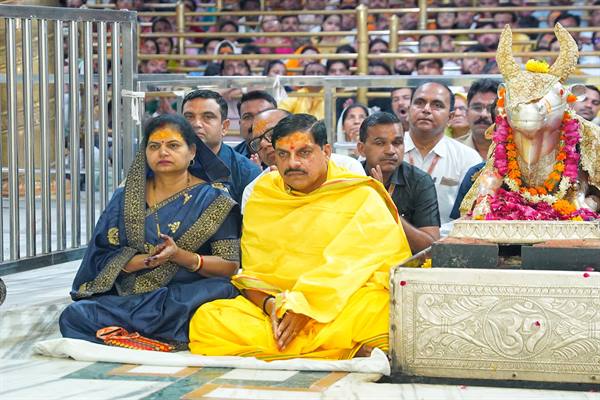 श्रावण के पवित्र माह में सपत्नीक भगवान श्रीमहाकाल की भस्मारती में हुए शामिल मुख्यमंत्री डॉ. यादव, Best Wishes 1