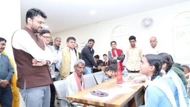 नीमच में विद्यार्थियों की कलम बनी गरीबों की आवाज़, कलेक्टर की पहल से बदल रही तस्वीर: जनसुनवाई में आने वाले आवेदकों को मिली नि:शुल्‍क आवेदन लिखवाने की सुविधा