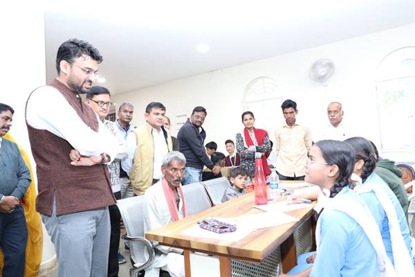 नीमच में विद्यार्थियों की कलम बनी गरीबों की आवाज़, कलेक्टर की पहल से बदल रही तस्वीर: जनसुनवाई में आने वाले आवेदकों को मिली नि:शुल्क आवेदन लिखवाने की सुविधा नीमच में विद्यार्थियों की कलम बनी गरीबों की आवाज़, कलेक्टर की पहल से बदल रही तस्वीर: जनसुनवाई में आने वाले आवेदकों को मिली नि:शुल्क आवेदन लिखवाने की सुविधा