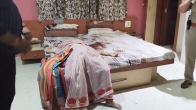 नीमच के समता चौराहा के पास मल्टी में महिला की संदिग्ध मौत, परिजनों ने जताई हत्या की आशंका, मौके पर एसपी अंकित जायसवाल और पुलिस टीम पहुंचकर जाँच में जुटी 