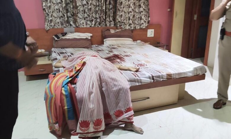 नीमच के समता चौराहा के पास मल्टी में महिला की संदिग्ध मौत, परिजनों ने जताई हत्या की आशंका, मौके पर एसपी अंकित जायसवाल और पुलिस टीम पहुंचकर जाँच में जुटी 