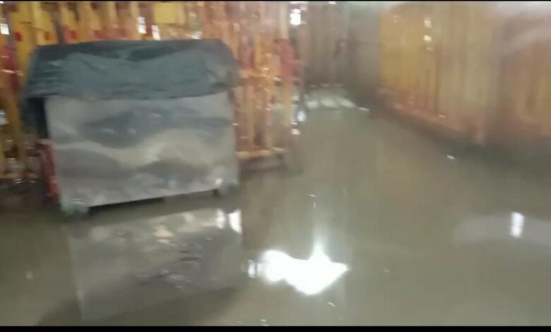 महामाया के दरबार में टपकता पानी, माता के भक्तों की आस्था पर फेर रहा पानी महामाया के दरबार में टपकता पानी, माता के भक्तों की आस्था पर फेर रहा पानी