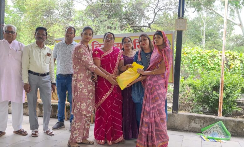 राखी के त्योहार पर सुभाष शाखा द्वारा 20 निर्धन परिवारों को राखी गिफ्ट पैक उपहार वितरित किए