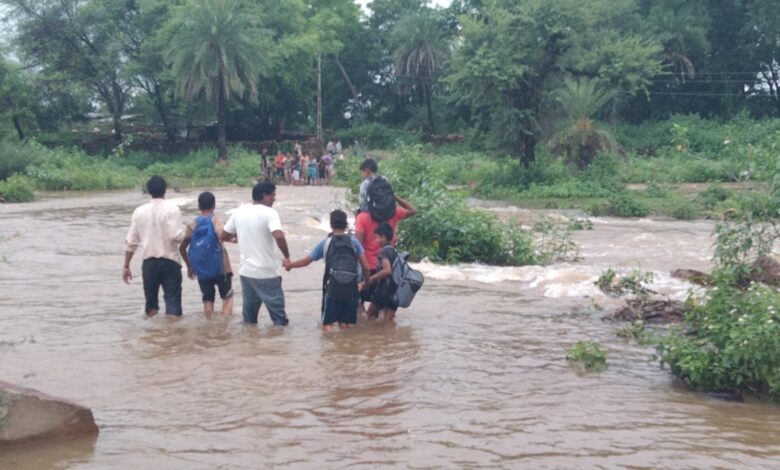 नीमच जिले के सिंगोली क्षेत्र में नदी नाले उफान पर, जान जोखिम में डाल उफनते नाले को पार कर स्कूल जा रहे बच्चे, तो कहीं फसलें हुई बर्बाद नीमच जिले के सिंगोली क्षेत्र में नदी नाले उफान पर, जान जोखिम में डाल उफनते नाले को पार कर स्कूल जा रहे बच्चे, तो कहीं फसलें हुई बर्बाद