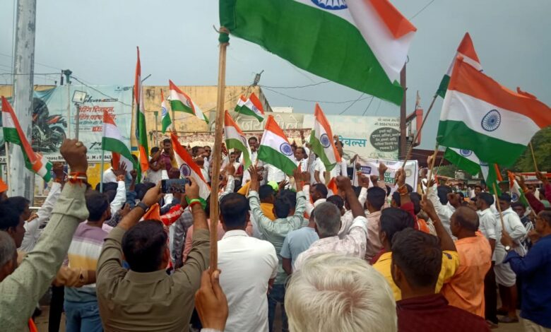 रामपुरा मे राष्ट्र भक्तो ने निकाली भव्य तिरंगा यात्रा विधायक, मारू ने हाथो मे तिरंगा थाम दिया जागरूकता का सन्देश रामपुरा मे राष्ट्र भक्तो ने निकाली भव्य तिरंगा यात्रा विधायक, मारू ने हाथो मे तिरंगा थाम दिया जागरूकता का सन्देश