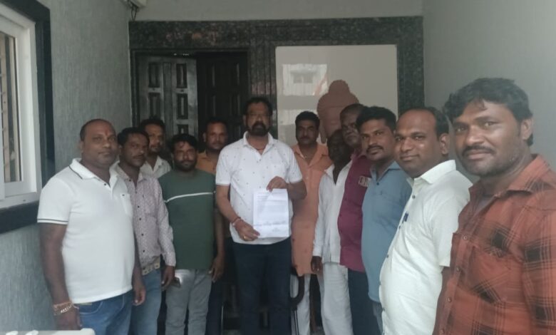 मत्स्याखेट कार्य प्रारम्भ करने को लेकर लामबंद हुआ मछुआरा संघ समस्याओं को लेकर क्षेत्रीय विधायक अनिरुद्ध माधव मारु को सोपा ज्ञापन मत्स्याखेट कार्य प्रारम्भ करने को लेकर लामबंद हुआ मछुआरा संघ समस्याओं को लेकर क्षेत्रीय विधायक अनिरुद्ध माधव मारु को सोपा ज्ञापन