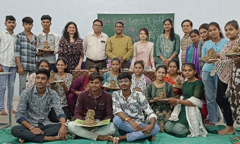 रामपुरा महाविद्यालय में हुआ इको फ्रेंडली गणेशजी पर कार्यशाला का आयोजन। घर घर में विराजेंगे इको फ्रेंडली गणेशजी। रामपुरा महाविद्यालय में हुआ इको फ्रेंडली गणेशजी पर कार्यशाला का आयोजन। घर घर में विराजेंगे इको फ्रेंडली गणेशजी।
