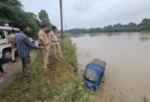 शिवना नदी में अनियंत्रित होकर गिरा ई रिक्शा, मंदसौर पुलिस ने तत्परता दिखाते हुए  ई रिक्शा को भी तत्काल शिवना नदी से क्रेन की मदद से बाहर निकालवाया गया।*