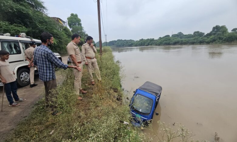 शिवना नदी में अनियंत्रित होकर गिरा ई रिक्शा, मंदसौर पुलिस ने तत्परता दिखाते हुए ई रिक्शा को भी तत्काल शिवना नदी से क्रेन की मदद से बाहर निकालवाया गया।* शिवना नदी में अनियंत्रित होकर गिरा ई रिक्शा, मंदसौर पुलिस ने तत्परता दिखाते हुए ई रिक्शा को भी तत्काल शिवना नदी से क्रेन की मदद से बाहर निकालवाया गया।*